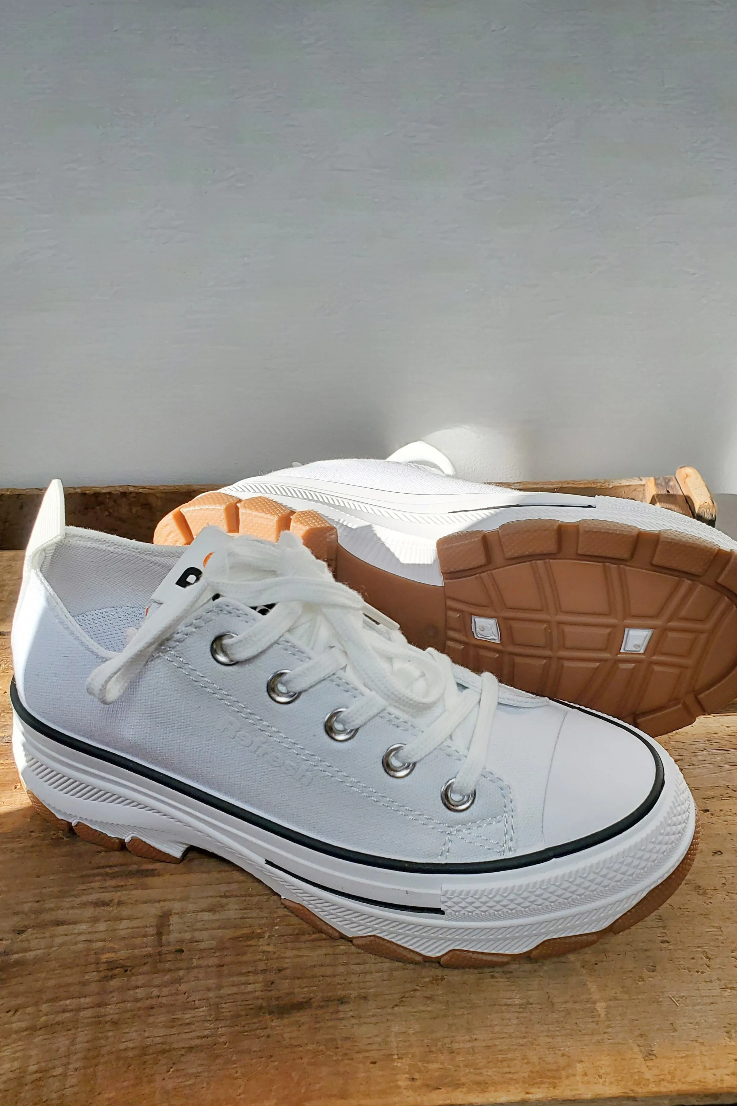 Refresh Sneakers- White